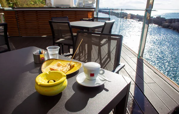 Café Hojaldre Con Tapa Junto Agua Una Pequeña Bahía Salerno — Foto de Stock