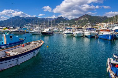 Salerno Limanı 'nda güneşli bir Ekim günü, eğlence tekneleri ve balıkçı tekneleri. Salerno kasabası, dağlar ve ünlü amalfi kıyıları.