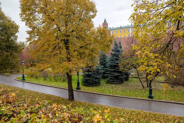 Amazing Autumn Alexandrovsky Park Kremlin Moscow Orange Yellow Nature Leaves — Stock Photo, Image