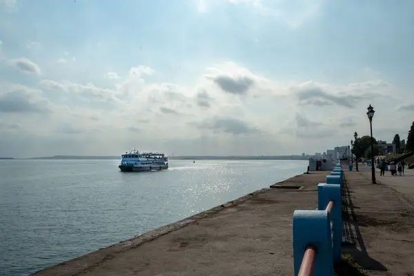 Navire Passagers Approche Mouillage Saratov Par Une Journée Ensoleillée Sur — Photo