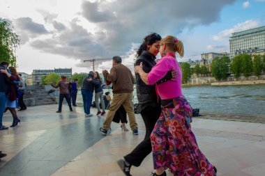 05 / 15 / 2016 Paris, Fransa. Paris 'te tango öğretmeni (genç kadın) ile tango yap (Marlon Brando filmindeki gibi değil). Fransa 'nın başkentinde İnanılmaz Mayıs Günü