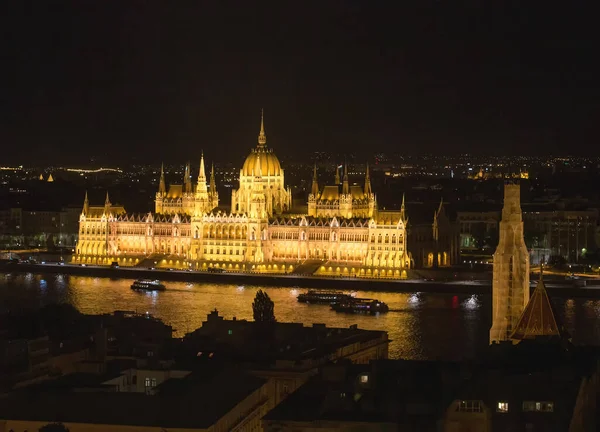 Illuminated Yellow Color Famous Hungarian Parliament Buildin Night Springtime Pleasure — Stock Photo, Image