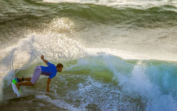 2015 Peniche Portekiz Portekiz Bir Dalgada Sörfçü Fantastik Sıçrayan — Stok fotoğraf