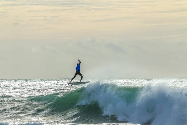 Surfista Saltando Sobre Ola Portugal Vuelo Idílico Sobre Océano Plata —  Fotos de Stock