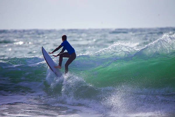 Surfista Cabalgando Ola Portugal Vuelo Idílico Sobre Océano Plata Agua —  Fotos de Stock