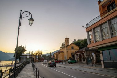 Tremezzo 'daki cadde - gün batımı - arabalar göl üzerinde hareket ediyor Como: Noel haftasında seyahat