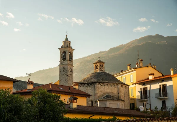 Vista Perfecta Tremezzo Antigua Iglesia Cristiana Atardecer Rayos Sol Lago —  Fotos de Stock