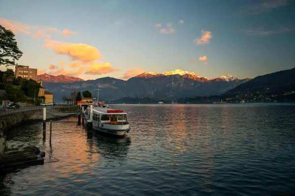 Amazing Sunset Lake Como Winter Christmas Holidays Snow Capped Mountains — Stock Photo, Image