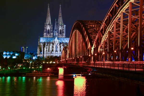 Most Hohenzollern Kolínská Katedrála Dom Úžasnými Špiony Úvahy Rýnské Vodě — Stock fotografie