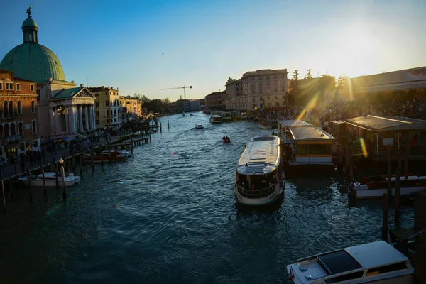 Lokalizacja Kanał Obok Dworca Kolejowego Wenecji Widok Mostu Zachód Słońca — Zdjęcie stockowe