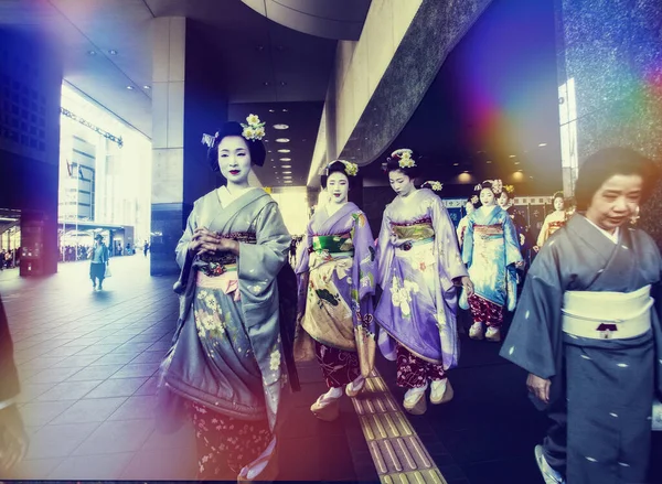 2015 Kyoto Ιαπωνία Μάικο Μαθητές Γκέισα Γκέισες Νεαρές Γυναίκες Κιμονό — Φωτογραφία Αρχείου