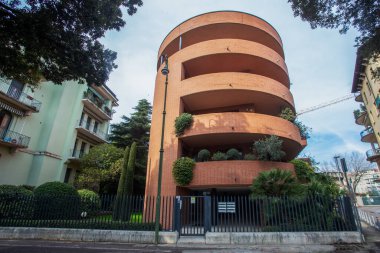 02-14-2016 Verona İtalya. Çekici kırmızı tuğlalı modern çok katlı ev Verona, şehir merkezinde küçük bahçeli bir ev.