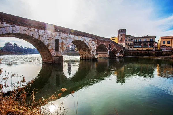 紀元前100年に建てられた美しいローマのアーチ橋 第二次世界大戦後に再建された ピエトラ橋 バレンタインデーの素晴らしい晴れた日 2月14日 — ストック写真