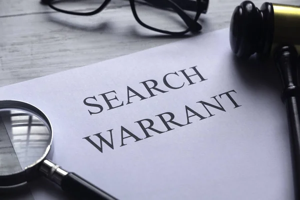 Selective Focus Magnifying Glass Gavel Glasses Paper Written Search Warrant — 图库照片