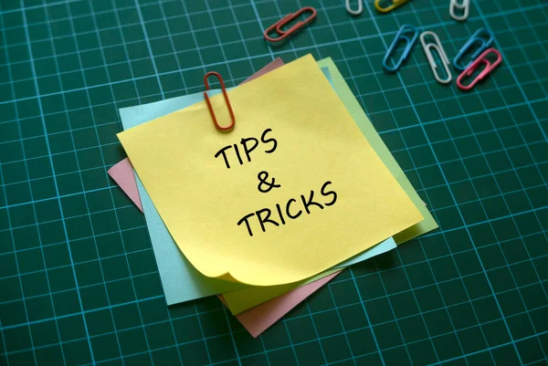 Selectieve Focus Van Kleurrijke Paperclips Memo Notities Geschreven Met Tips — Stockfoto