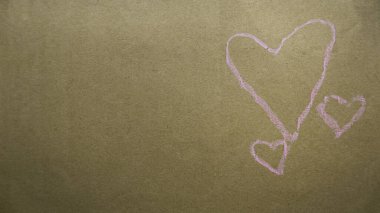 Kahverengi kartondaki kalp sembolü ve fotokopi alanı. Sevgililer Günü konsepti.