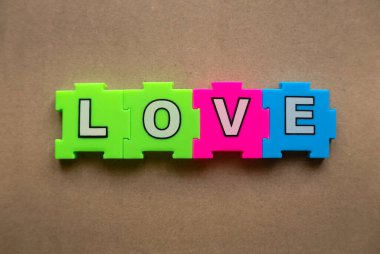 Kahverengi bir kartonda yapboza bayılırım. Sevgililer Günü konsepti.