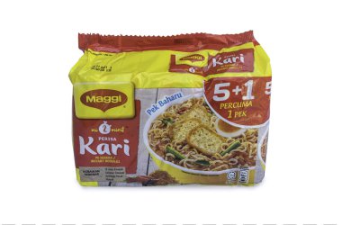 KULIM, MALAYSIA - 6 Şubat 2021: MAGGİ hazır şehriye aromalı beyaz arka planda Kari körisi.