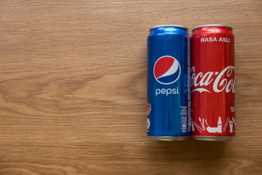 KULIM, MALAYSIA - 6 Şubat 2021: Pepsi ve Coca-Cola kopya alanı ile ahşap arka planda.