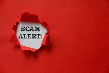 Kopya alanı ile Scam Alarm metni içeren kırmızı yırtık kağıt.