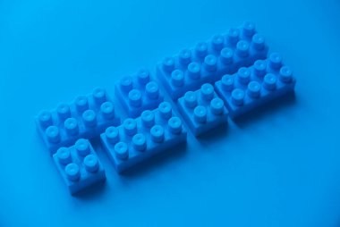 Mavi arkaplanda mavi plastik yapı taşları.