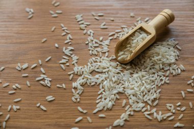 ahşap bir arka plan üzerinde pirinç.