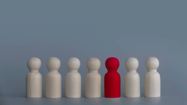Takım lideri ya da patronu kavramı. Gri arka planda tahta insanlar.