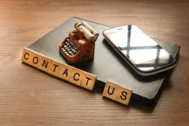 Not defteri, cep telefonu ve oyuncak daktilo ile bizimle bağlantı kur.