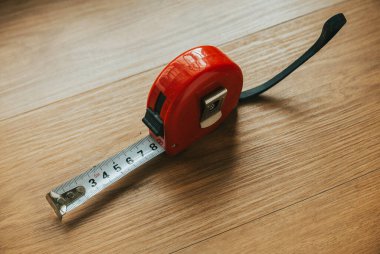 Tahta bir masanın üzerindeki şerit..