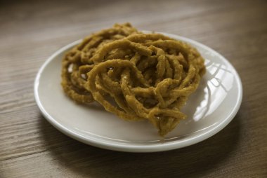 Murukku, Hint alt kıtasından gelen lezzetli ve çıtır çıtır bir atıştırmalıktır. Geleneksel Hint çay saati abur cuburu chakli, kızartılmış bir aperatif, Chakali, Muruku, Murkoo, Chakri olarak bilinir..