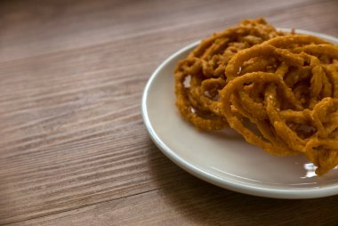 Murukku, Hint alt kıtasından gelen lezzetli ve çıtır çıtır bir atıştırmalıktır. Geleneksel Hint çay saati abur cuburu chakli, kızartılmış bir aperatif, Chakali, Muruku, Murkoo, Chakri olarak bilinir..