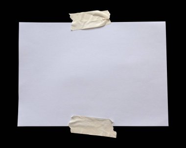 Beyaz arka planda izole edilmiş yapışkan bantla yapıştırılmış beyaz kağıt.