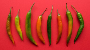 Kırmızı arkaplanda kırmızı biber.