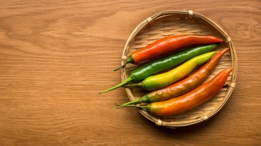 Ahşap arkaplanda fotokopi alanı olan kırmızı biber.