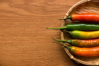 Ahşap arkaplanda fotokopi alanı olan kırmızı biber.