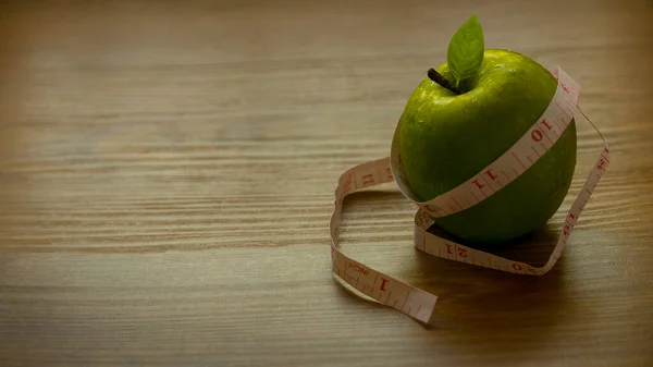 Diet Concept Green Apple Measuring Tape Wooden Background Copy Space — Foto de Stock