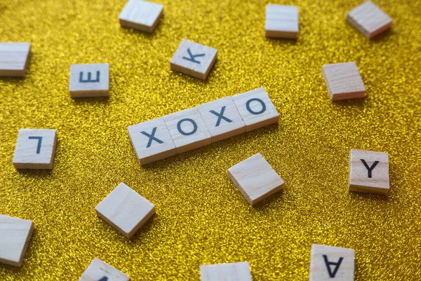 Xoxo Wooden Alphabet Glitter Gold Background — Stockfoto