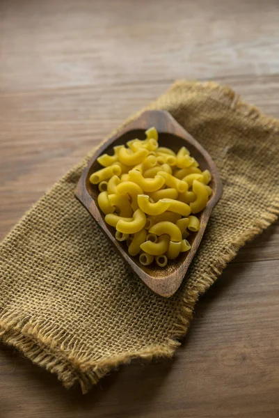 Raw Uncooked Elbow Macaroni Wooden Bowl — 스톡 사진