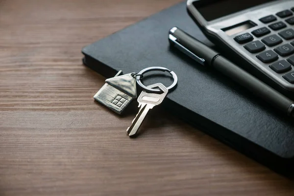 Real Estate Concept Selective Focus Key House Keychain Calculator Pen — Fotografia de Stock