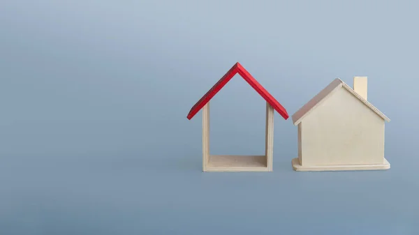 Dua Model Rumah Diisolasi Pada Latar Belakang Abu Abu Dengan — Stok Foto