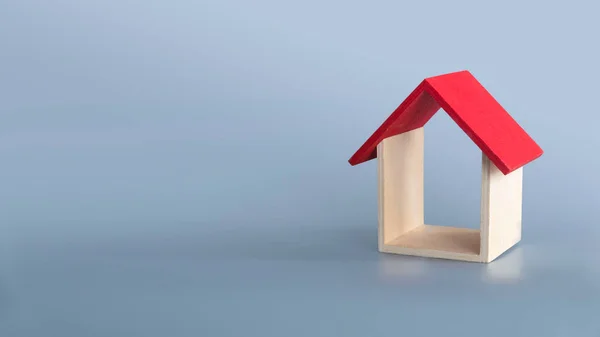 Model Rumah Diisolasi Pada Latar Belakang Abu Abu Dengan Ruang — Stok Foto