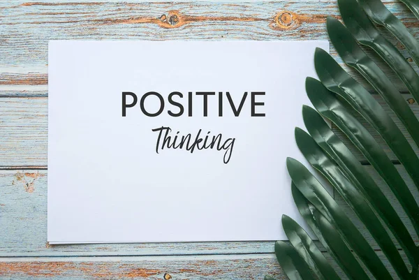 Top View Green Leaf Paper Written Positive Thinking Wooden Background — Φωτογραφία Αρχείου