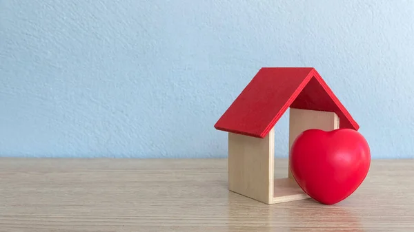 Seorang Model Rumah Dan Cinta Hati Merah Atas Meja Dengan — Stok Foto