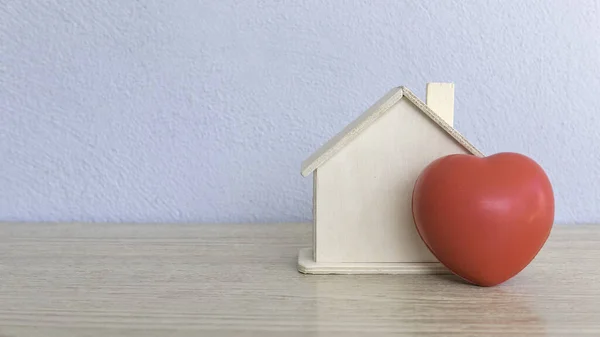 Seorang Model Rumah Dan Cinta Hati Merah Atas Meja Dengan — Stok Foto
