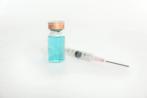 Impfkonzept Mit Spritze Und Impfflaschenmodell — Stockfoto