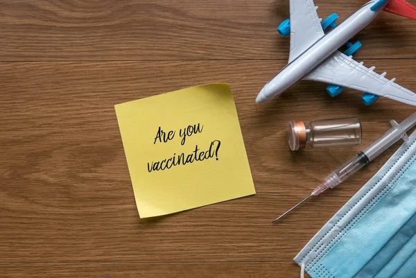 Bovenaanzicht Van Gezichtsmasker Injectiespuit Vaccinfles Vliegtuigmodel Met Geel Memopapier Geschreven — Stockfoto