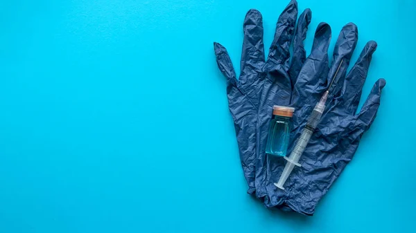 Blue Glove Syringe Bottle Vaccine Blue Background Copy Space — Stock Photo, Image
