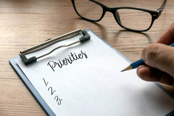 Selective Focus Hand Writing Priorities List Number Clipboard Paper — Stok Foto
