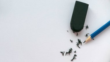 Mavi kalem, siyah silgi ve onun boş beyaz arkaplan üzerindeki ıvır zıvırı kopyalama alanı ile.