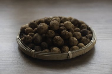 Bambara yer fıstığı ya da hala toprakla kaplı olan Vigna yeraltı kabuğu. Vigna yeraltı kabuklarını yeraltında olgunlaştırır, tıpkı yer fıstığı gibi. Kuruladıktan sonra taze yenebilir ya da kaynatılabilir..